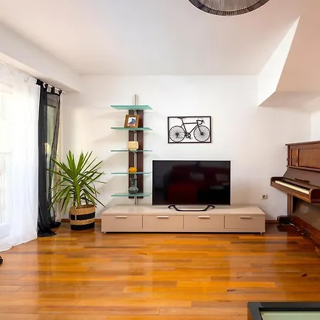 Luxe Stylish Duplex In Centre Split