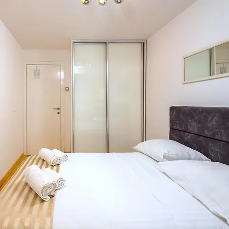 Luxe Stylish Duplex In Centre Split